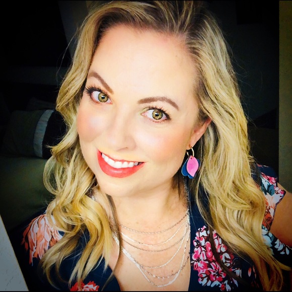 ❤️ Meet the PoshStyled Posher! ❤️ - Picture 1 of 3